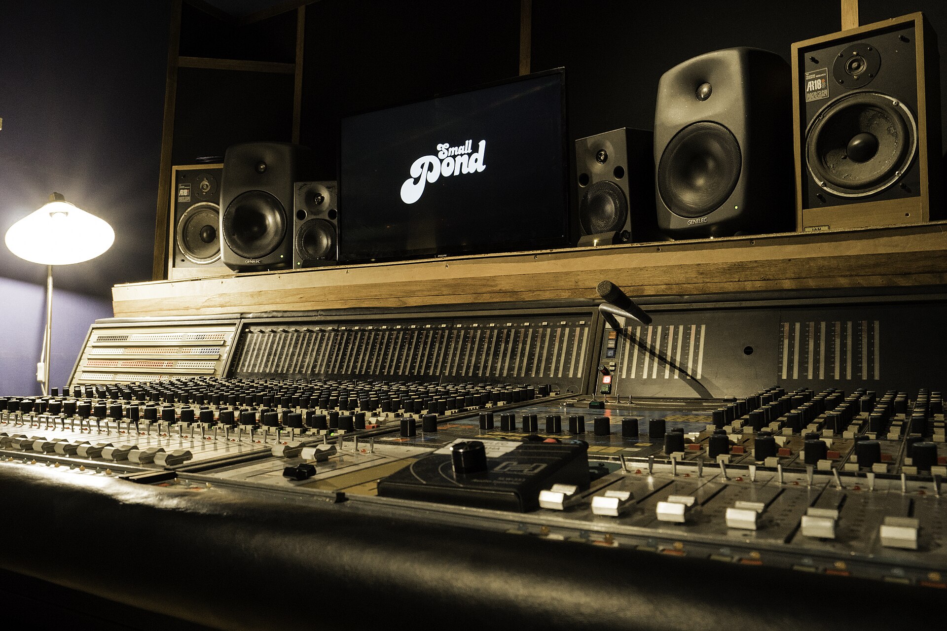 Neve 81 シリーズ ミキシングコンソール