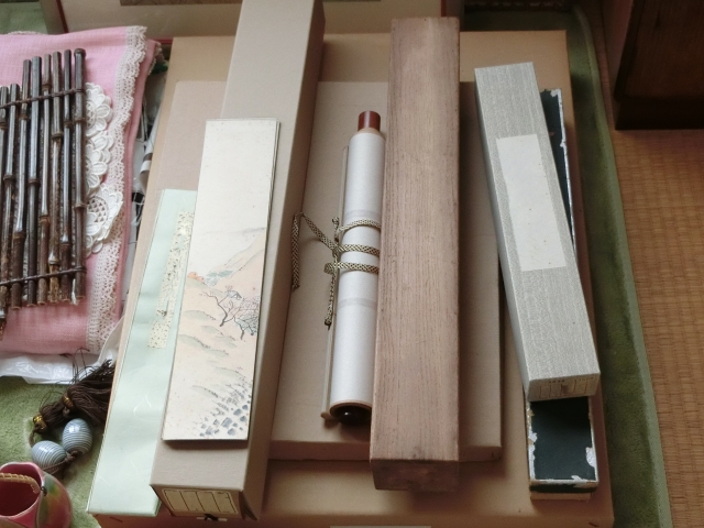 掛け軸と保管用の箱。箱や付属品も一緒にまとめておきます