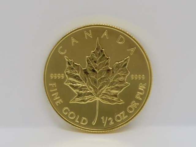 金貨などの貴金属。遺品整理で見つかることがある品物の例
