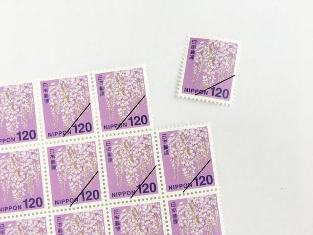切手シート。未使用のまま保管されている切手の例