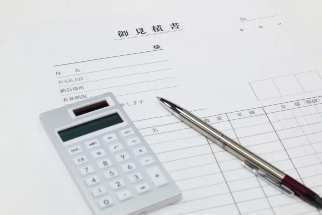 見積書と電卓。査定額や費用は事前に確認しましょう