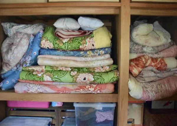 押入れに収められた布団や寝具（仕分けの対象になる品物）
