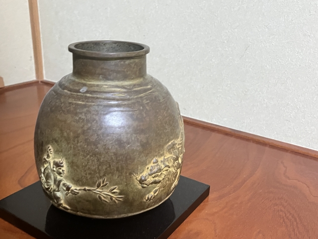 装飾のある古い壺（骨董品）