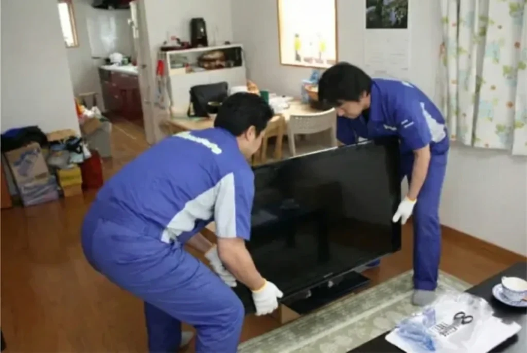 テレビを運んでいる人
