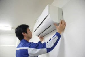 エアコンを取り外している人