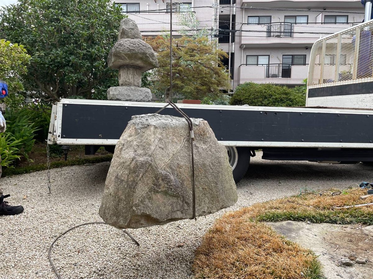移動式クレーンで庭石を吊り上げている様子